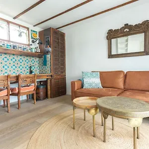 https://house-boat-studio-with-waterfront-terrace.amsterdamhotelsnl.com