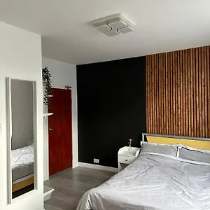 https://modern-en-suite-bedroom-close-to-city-centre.yorkshirehotels.net